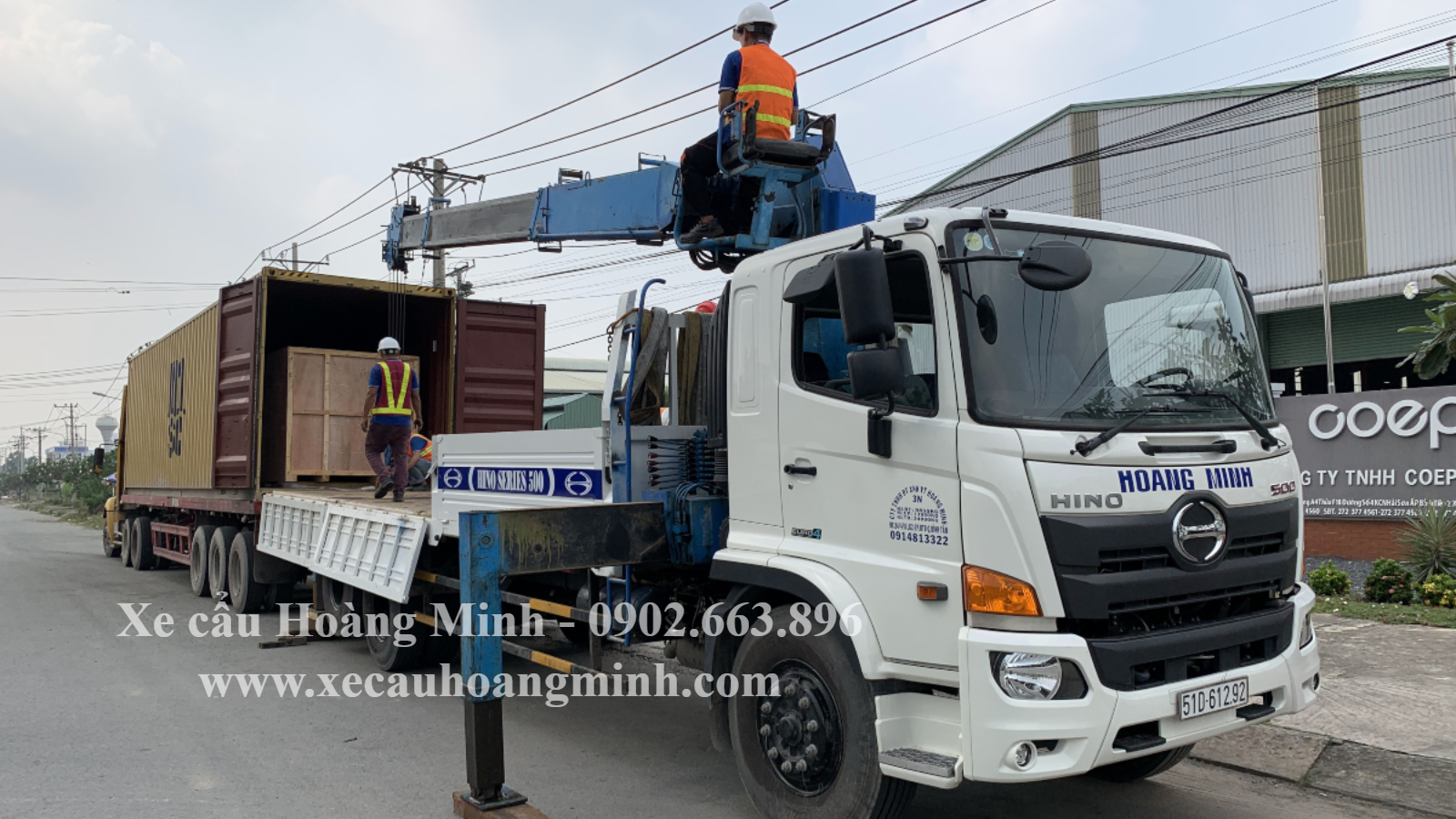 Xe Cẩu Rút Hàng Từ Container - Công Ty Vận Tải Hoàng Minh
