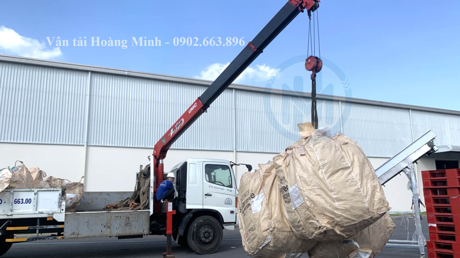 Hình ảnh xe cẩu 15 tấn di dời hàng hoá cho khách tại Tây Ninh.jpg