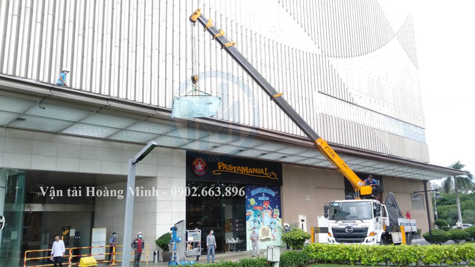 Hình ảnh xe cẩu cẩu hàng hoá lên cao tại trung tâm thương mại Quận Bình Thạnh.jpg