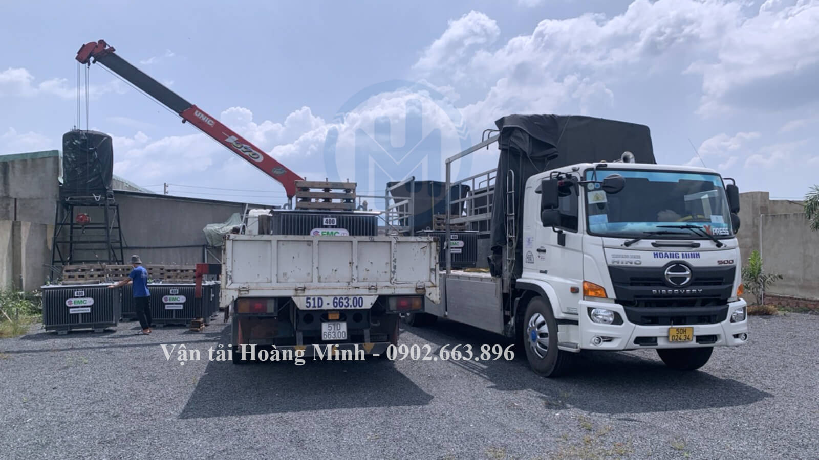 Hình ảnh xe tải xe cẩu Hoàng Minh vận chuyển hàng tụ điện đi các tỉnh miền tây