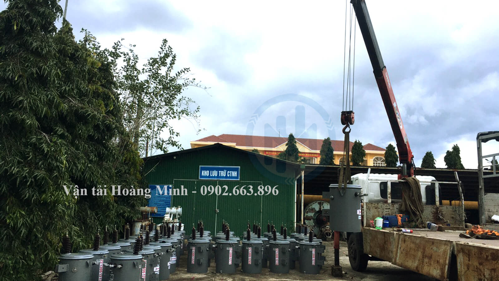 Nhân viên Hoàng Minh sử dụng xe cẩu di dời các thùng hàng tại kho xưởng.jpg