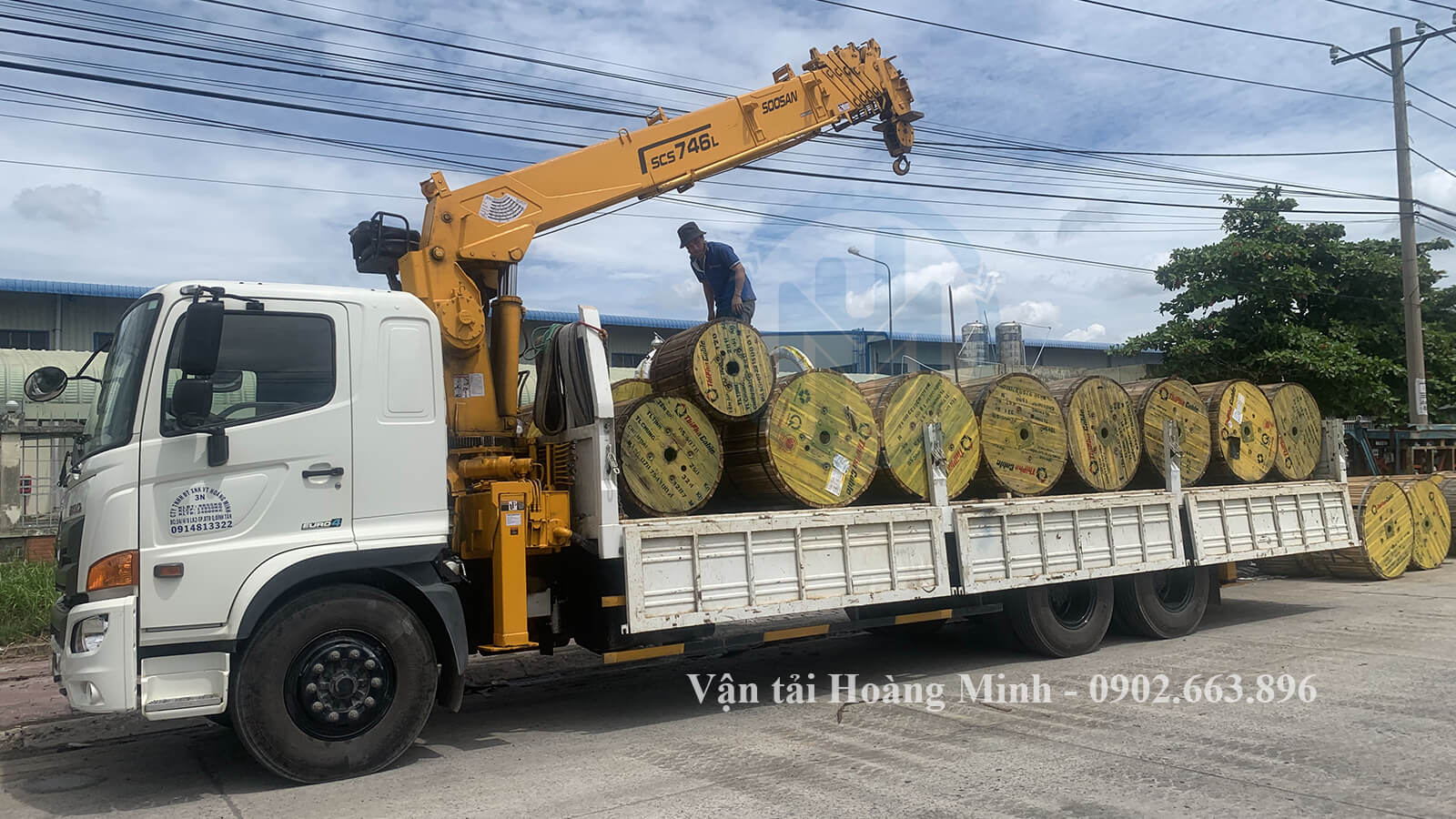 Xe cẩu vận chuyển hàng cuộn đồng cho khách tại Quận Phú Nhuận.jpg