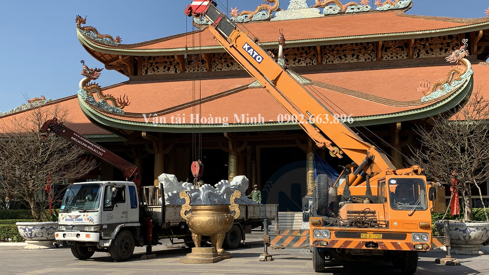 hình ảnh xe cẩu kato Hoàng Minh nâng hạ di dời tượng đá tại Tây Ninh