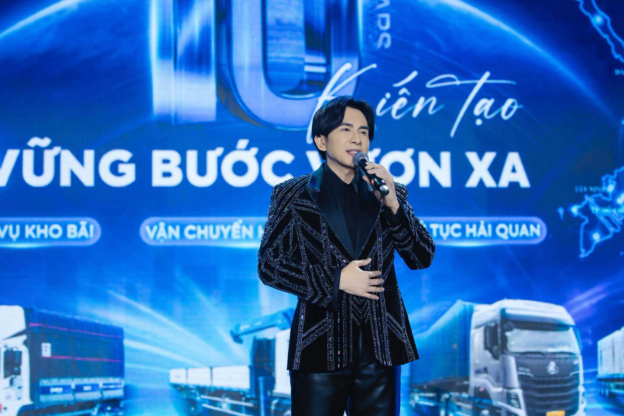 ca-si-dan-truong-bieu-dien-tai-le-ky-niem-10-nam-van-tai-hoang-minh Ca-sĩ-Đan-Trường-biểu-diễn-tại-Lễ-kỷ-niệm-10-năm-Vận-tải-Hoàng-Minh