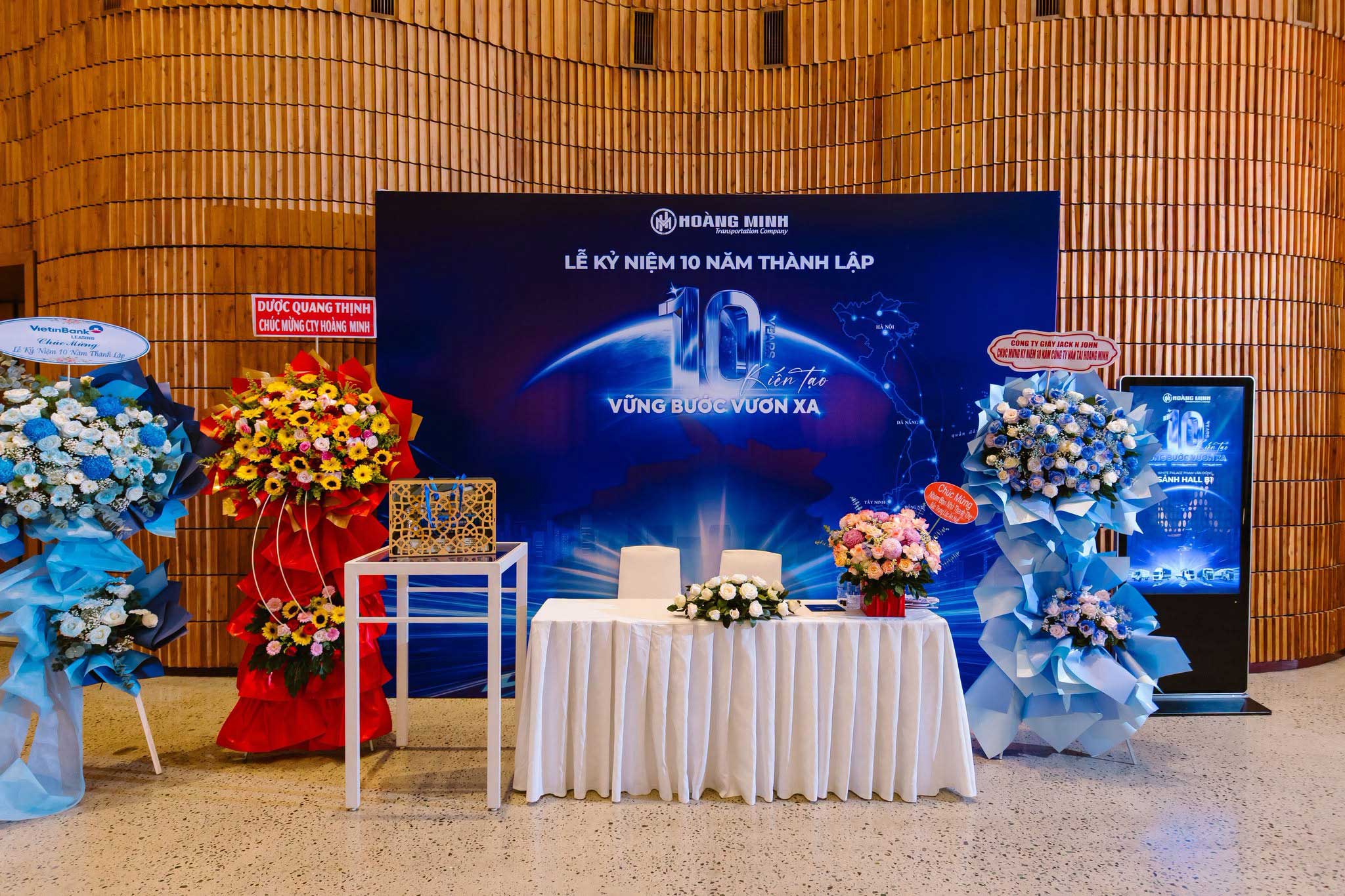 hoa-chuc-mung-doi-tac-gui-den-van-tai-hoang-minh-nhan-dip-10-nam-thanh-lap Hoa-chúc-mừng-đối-tác-gửi-đến-Vận-tải-Hoàng-Minh-nhân-dịp-10-năm-thành-lập
