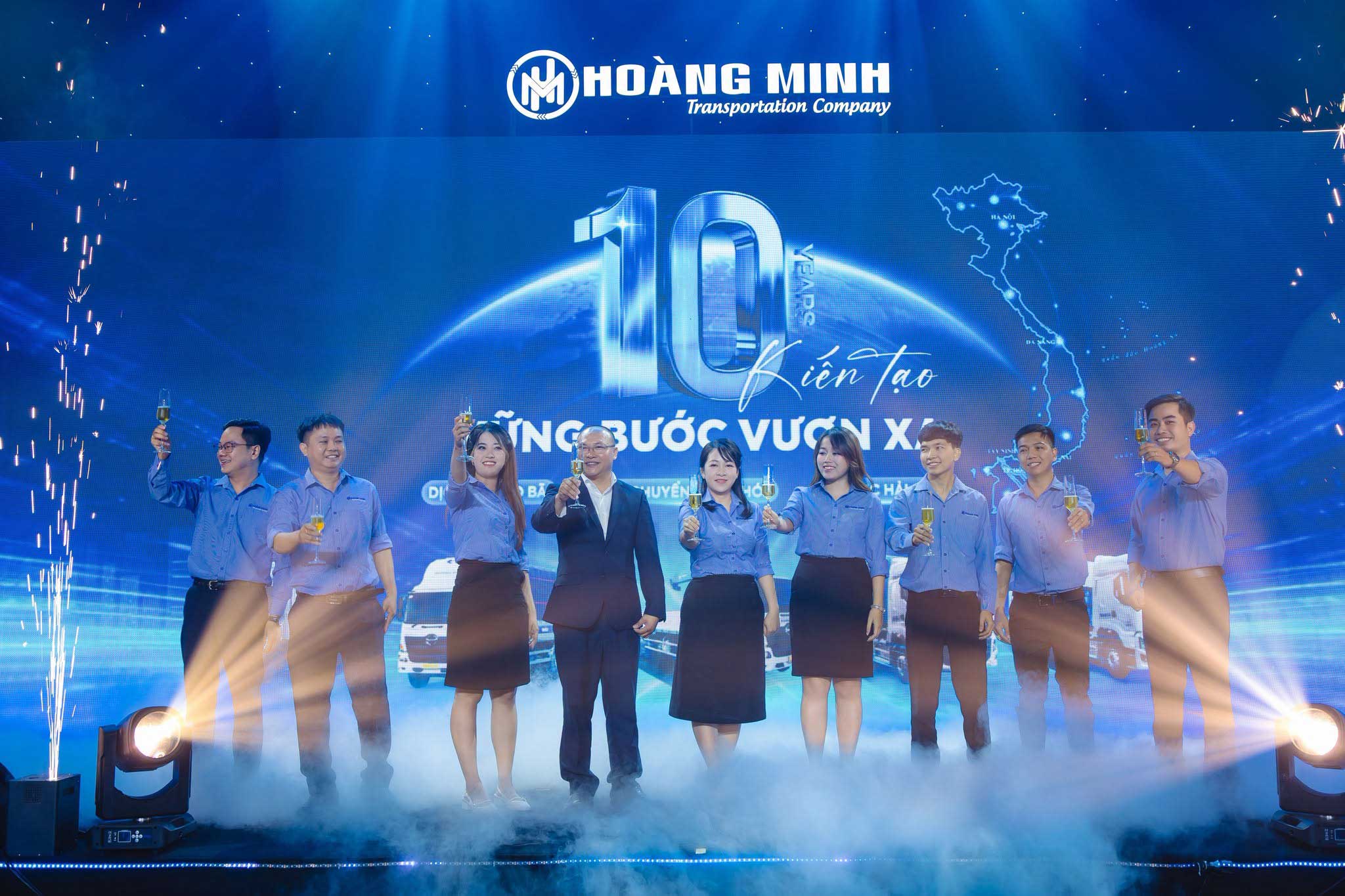 khong-khi-trang-trong-va-am-cung-tai-le-ky-niem-10-nam Không-khí-trang-trọng-và-ấm-cúng-tại-Lễ-kỷ-niệm-10-năm
