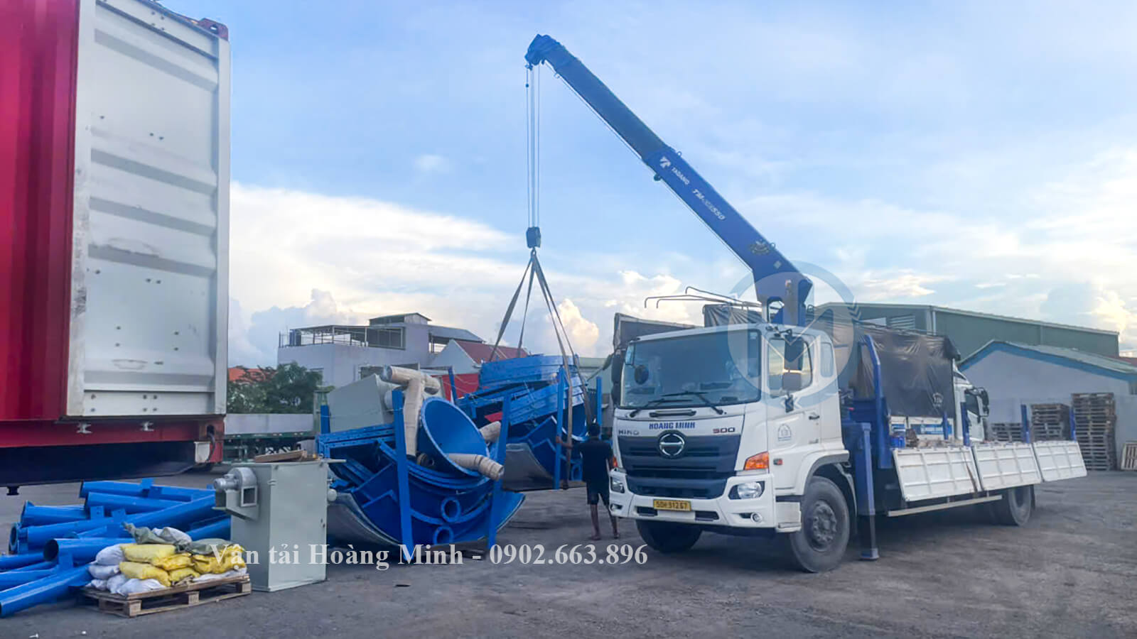 Xe cẩu hỗ trợ thi công công trình tại TpHCM Xe cẩu hỗ trợ thi công công trình tại TpHCM