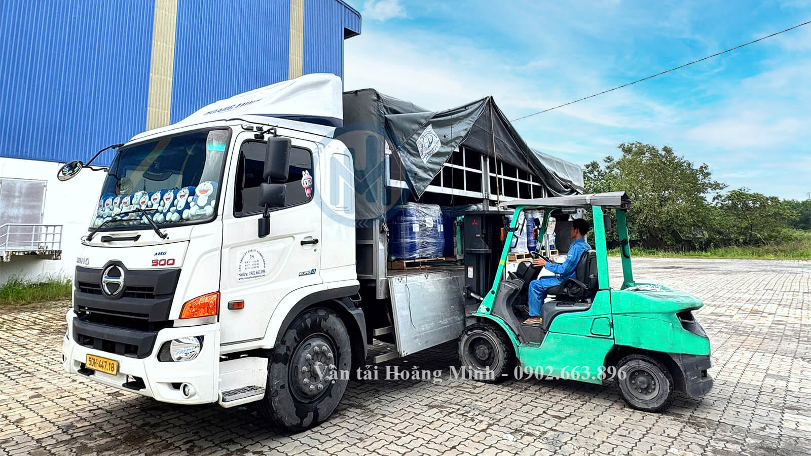 Xe nâng hàng hóa cho doanh nghiệp tại nhà máy TpHCM