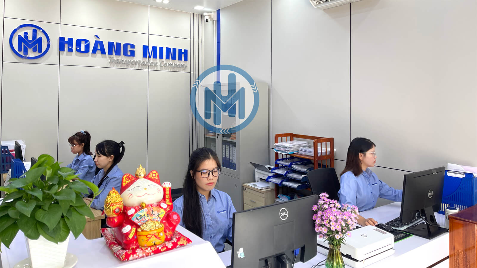 Đội ngũ nhân viên Hoàng Minh tận tình tư vấn đến khách hàng