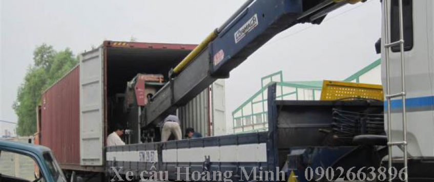 Xe cẩu chở hàng KCN An Phước