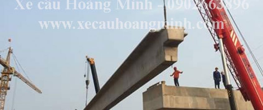 Xe cẩu chở hàng KCN Long Hậu